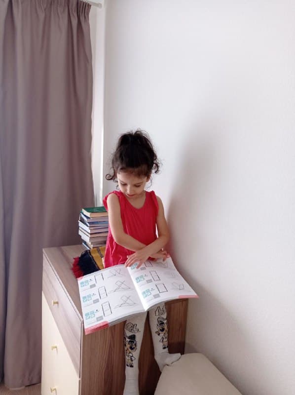 Сафиюшка изучает каталог